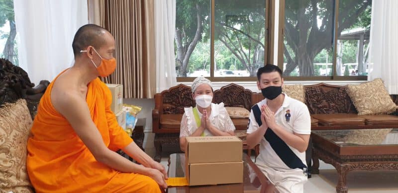 ถวายรองเท้าพระสงฆ์
