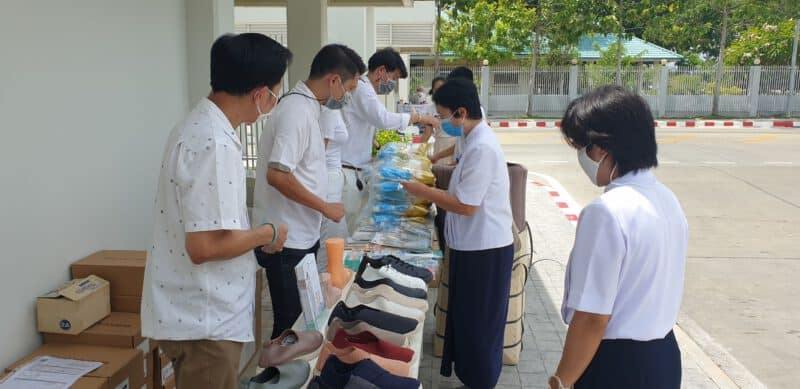 ถวายรองเท้าพระสงฆ์
