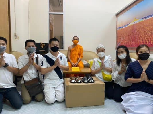 BNI Prosperity และ Med Solution ได้ร่วมทำบุญในโครงการ "ถวายรองเท้าให้พระสงฆ์"