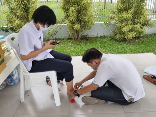 ถวายรองเท้าพระสงฆ์